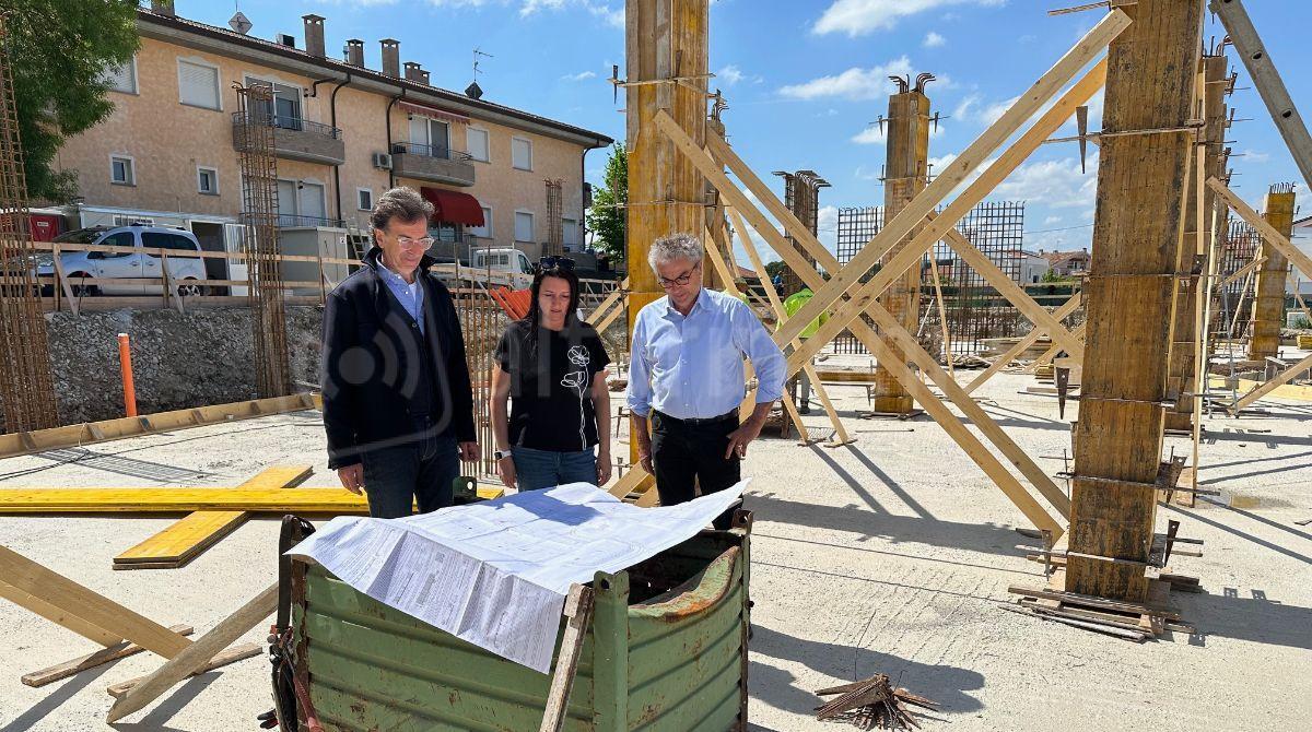 Coriano: il Sindaco propone l’intitolazione del nuovo asilo nido a Papa Francesco - Il sindaco Ugolini con gli assessori Roberto Bianchi e Anna Pecci durante il sopralluogo al cantiere dell’asilo nido