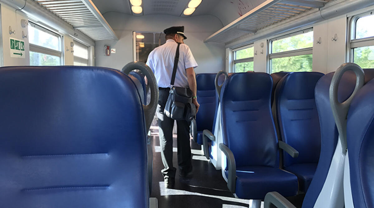 Treno evacuato per un passeggero fuori controllo: paura sulla Bologna-Ancona - Foto di repertorio