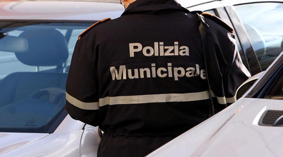 Modifica la targa per evitare gli autovelox: denunciata una donna. Individuata nel parcheggio dell’Iper di Savignano - Archivio