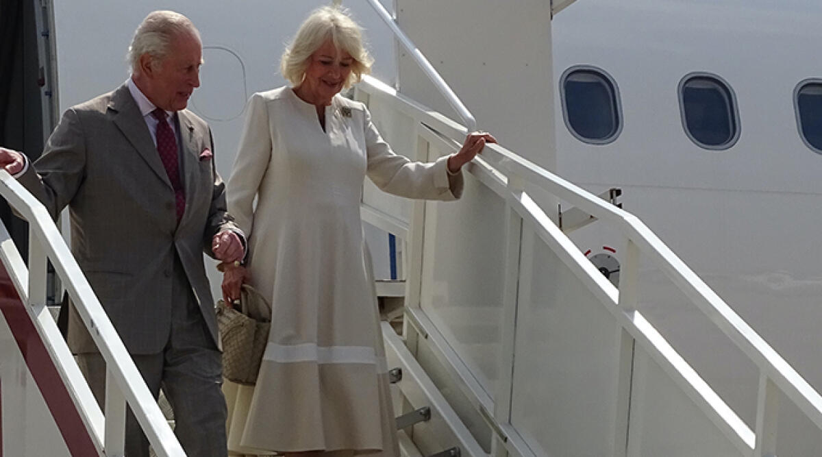 Ravenna incanta i reali inglesi: un viaggio tra storia, arte e tradizione - Re Carlo III e Regina Camilla scendono dalla scaletta in aeroporto a Forlì
