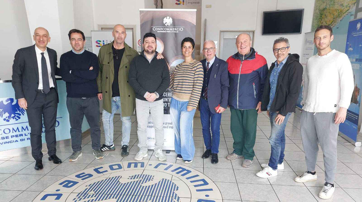 Titolare del Nelson's nuova guida della Fipe di Rimini: "Lotteremo contro l'abusivismo" - Da sinistra: il direttore di Confcommercio provinciale Andrea Castiglioni, Giacomo Badioli, Leonardo Para, Denis Preite, Daniela Mazza, Gaetano Callà, Marco Paolini, Alfredo Rastelli e Roberto Rinaldi.