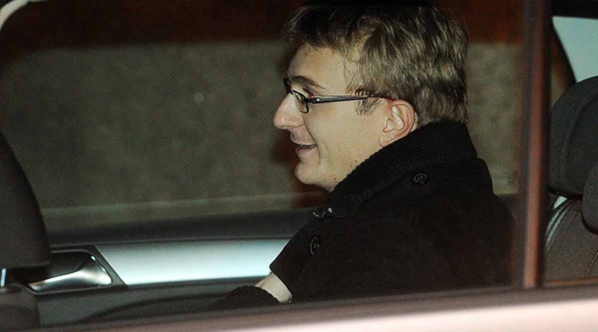Alberto Stasi ottiene la semilibertà: continuerà a lavorare fuori dal carcere - Alberto stasi a bordo della sua auto esce da Palazzo di Giustizia dopo la lettura della sentenza. Ansa/Daniel  dal Zennaro