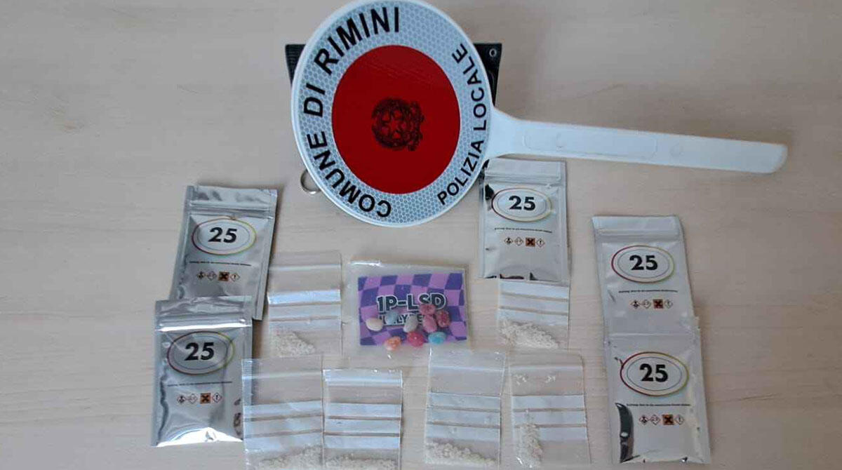 Rimini, sorpreso a "bucarsi" nel parcheggio: in casa del pusher un market della droga sintetica -
