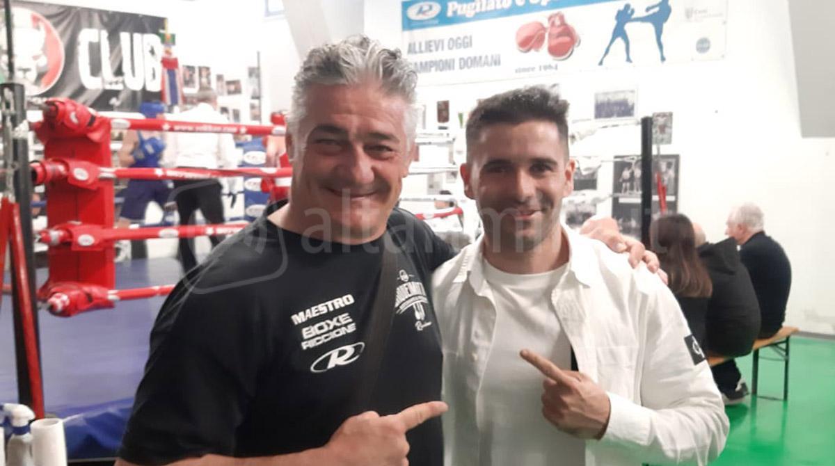 Boxe Riccione brilla al Torneo Esordienti: due vittorie, un pari e tanta grinta sul ring - Maestro Cancellieri con assessore sport Imola