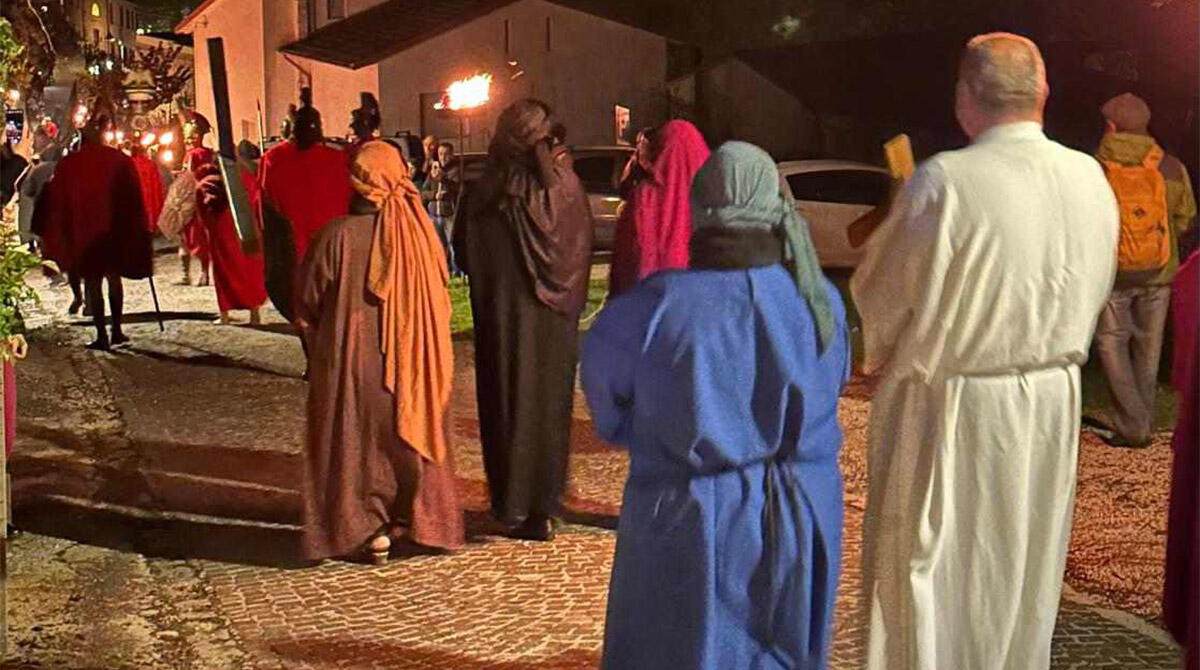 Decine di figuranti nel borgo illuminato: a Montefiore Conca in scena la Processione del Venerdì Santo -