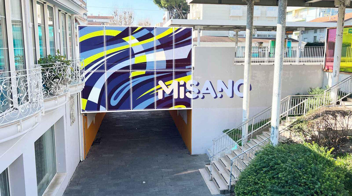 Misano, restyling della stazione ferroviaria: la grafica strizza l'occhio al circuito Simoncelli -