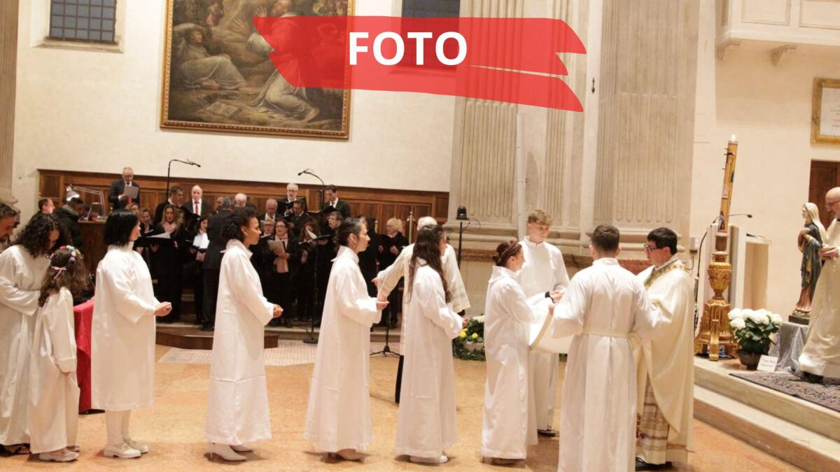 Una notte di fede: 18 adulti abbracciano il cattolicesimo, la cerimonia con il Vescovo al Duomo di Rimini - PH AMATO BALLANTE