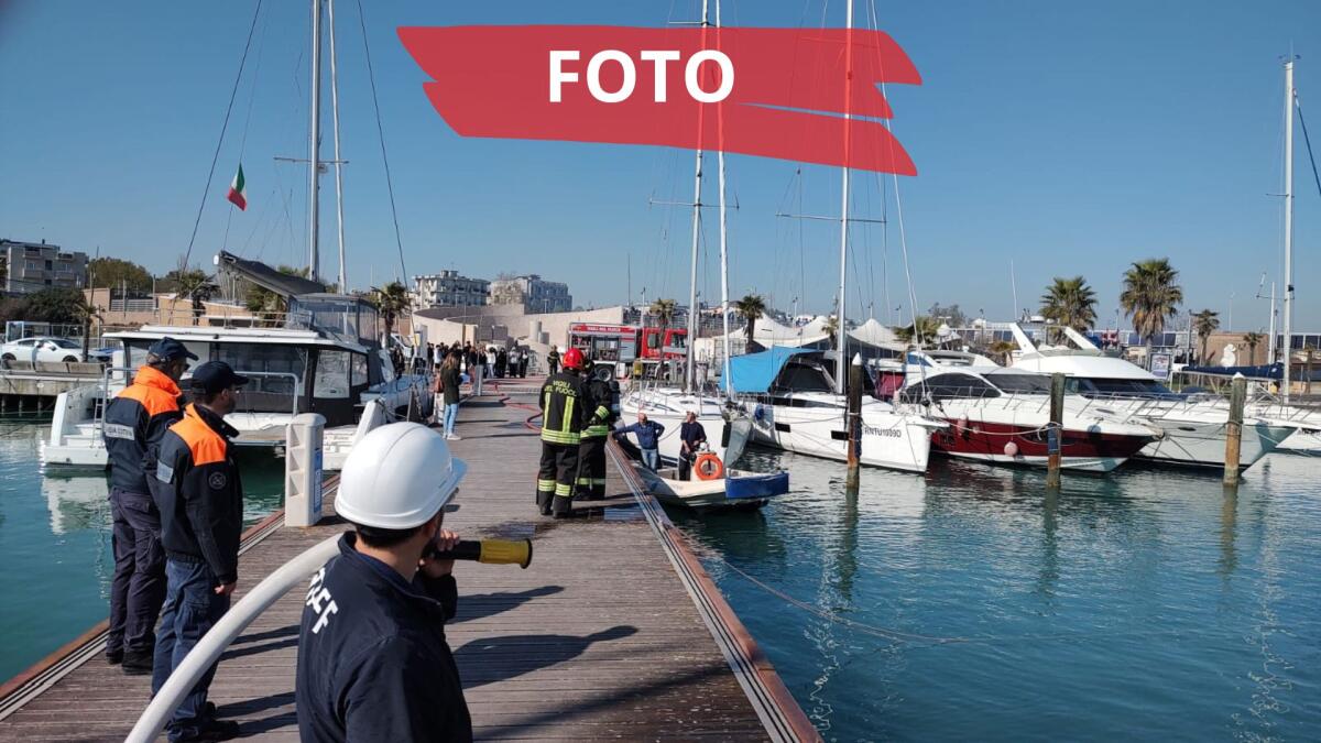 Fiamme su un'imbarcazione al porto di Rimini: ma è un'esercitazione -