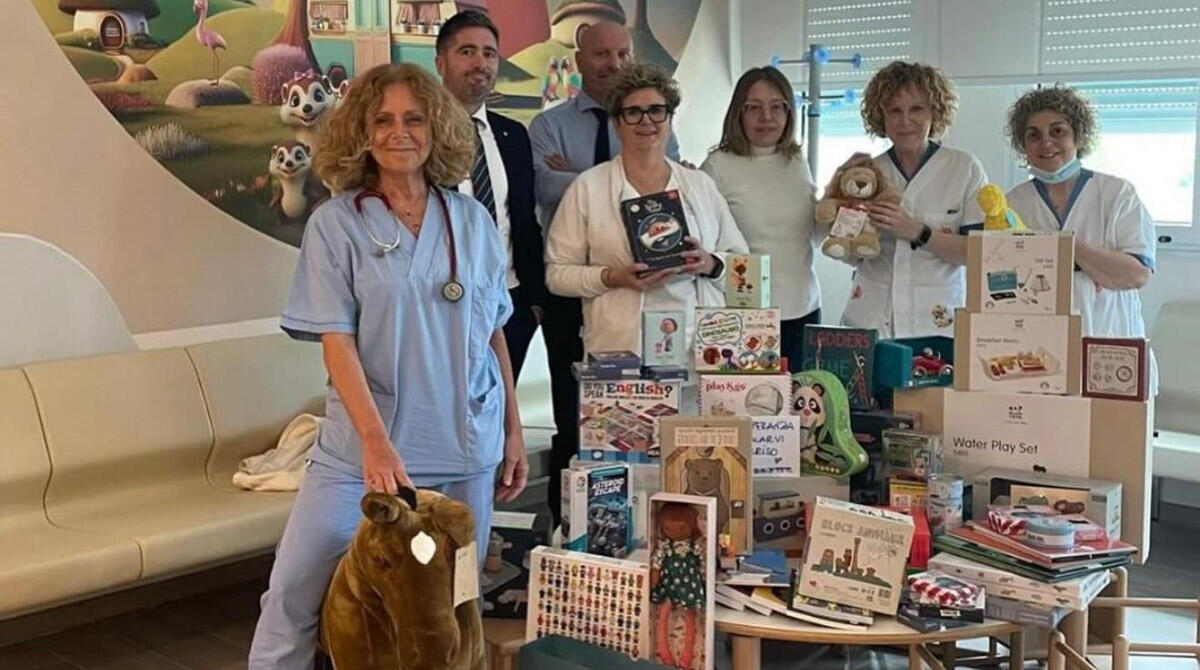 Dall'incasso della Cervia Run donati giochi e libri ai piccoli pazienti dell'ospedale di Rimini -