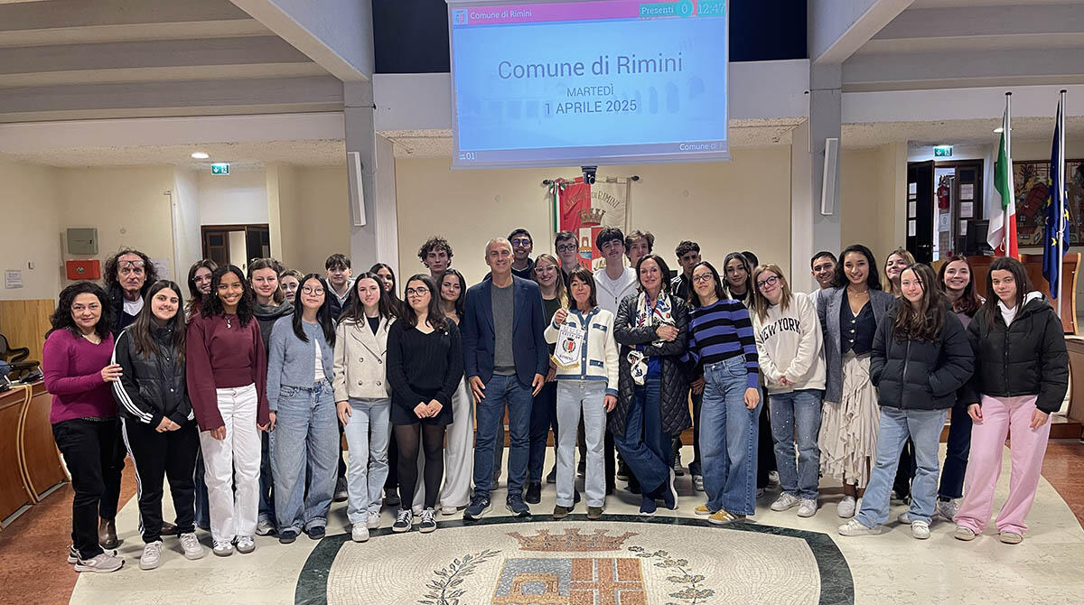 "Pensavamo fosse solo mare": studenti francesi affascinati dalla Rimini culturale - Incontro in aula consiliare con il Sindaco Sadegholvaad
