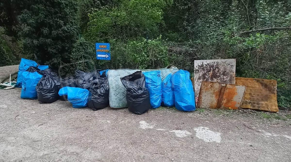 Volontari ripuliscono il Parco XXV Aprile. Le associazioni chiedono maggiore cura e sorveglianza -