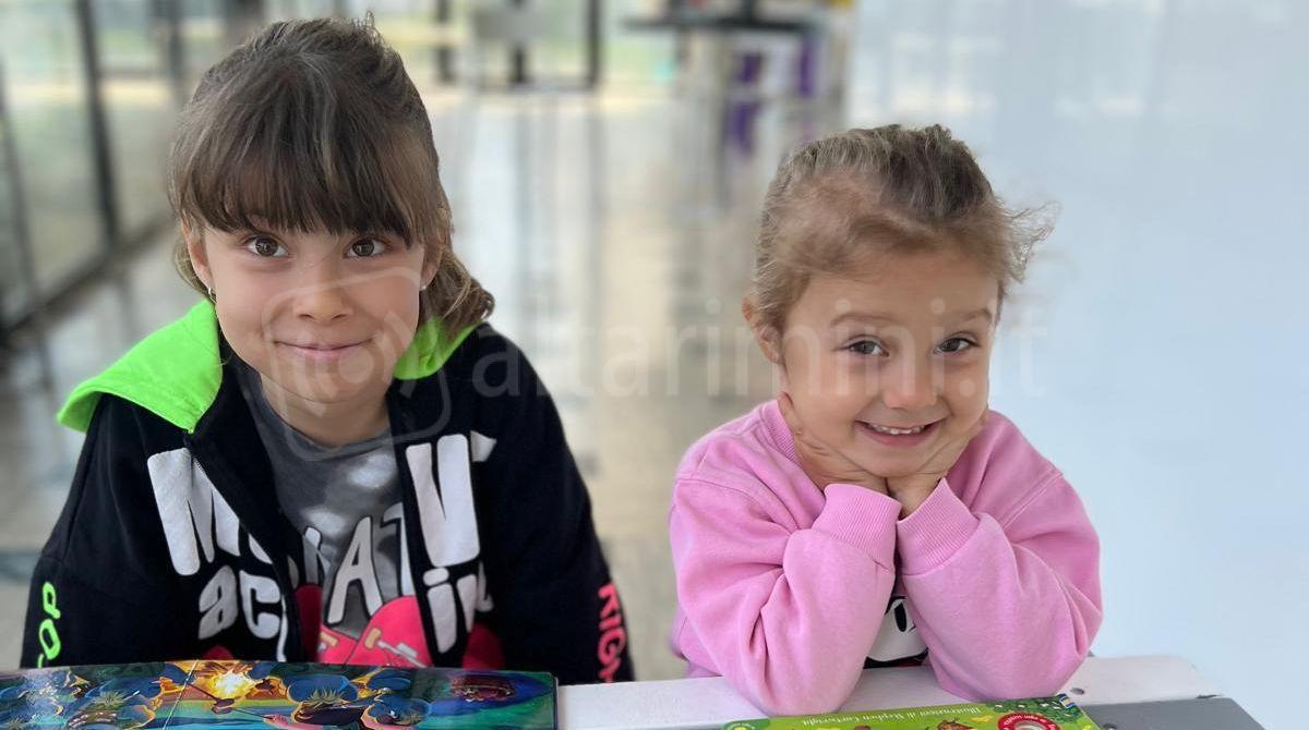 Martina, 4 anni, e Remo, 82: la Biblioteca Gambalunga unisce le generazioni nel segno dei libri - Matilde e Martina Amati