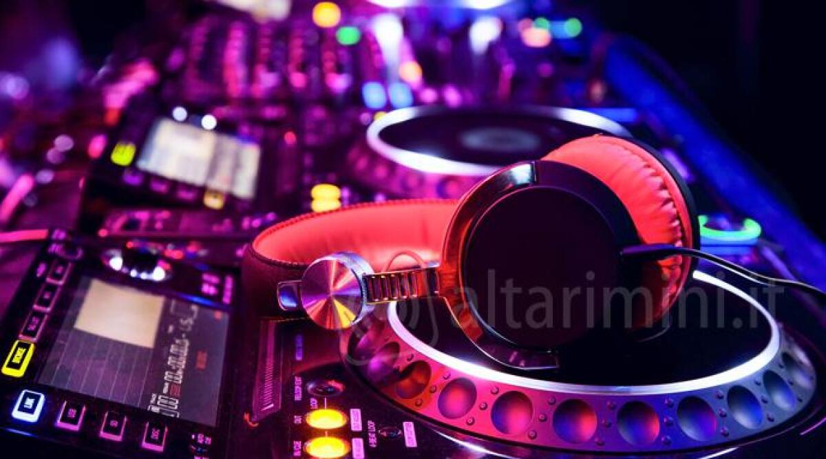 Musica notturna, nuovi orari a Riccione: mezz'ora in più per le feste nei chiringuitos - 