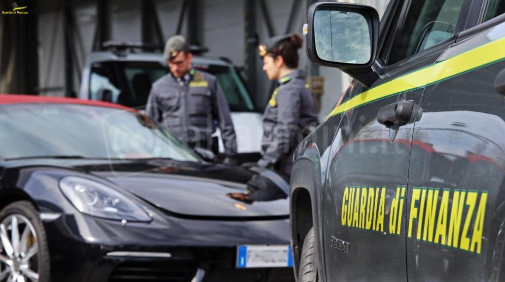 Finanza confisca auto di lusso