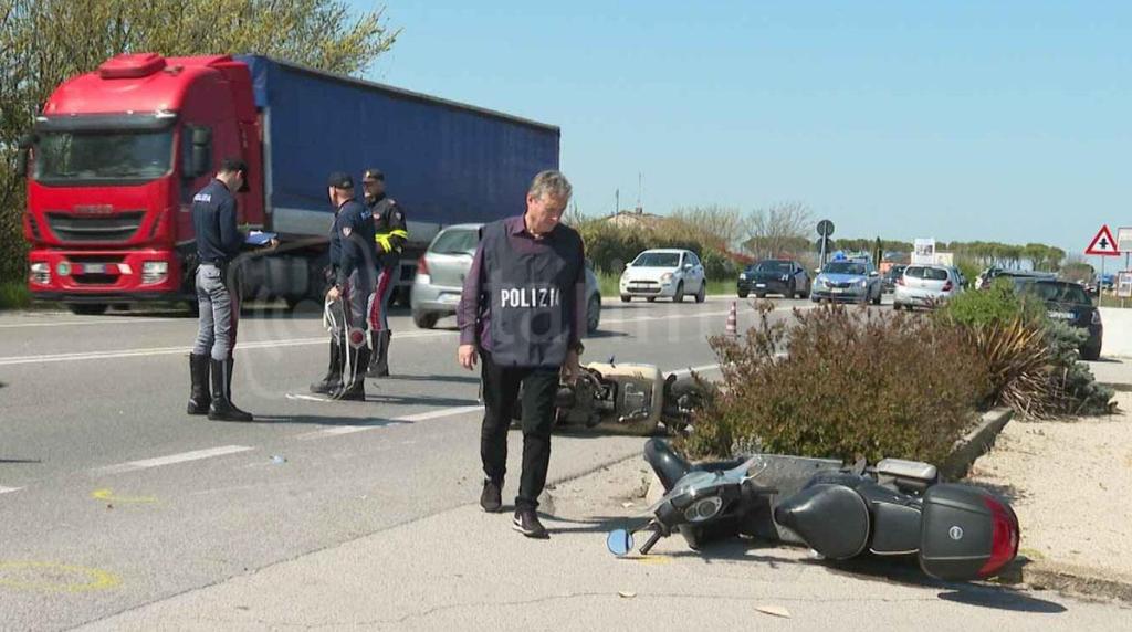 Il comandante della Stradale Andrea Colonna osserva lo Scarabeo incidentato