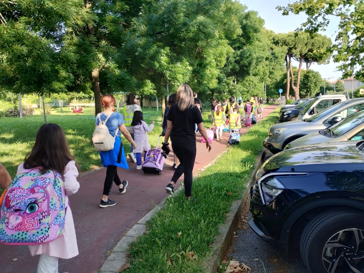 Riccione festeggia il Pedibus Day: 130 bambini a scuola a piedi -