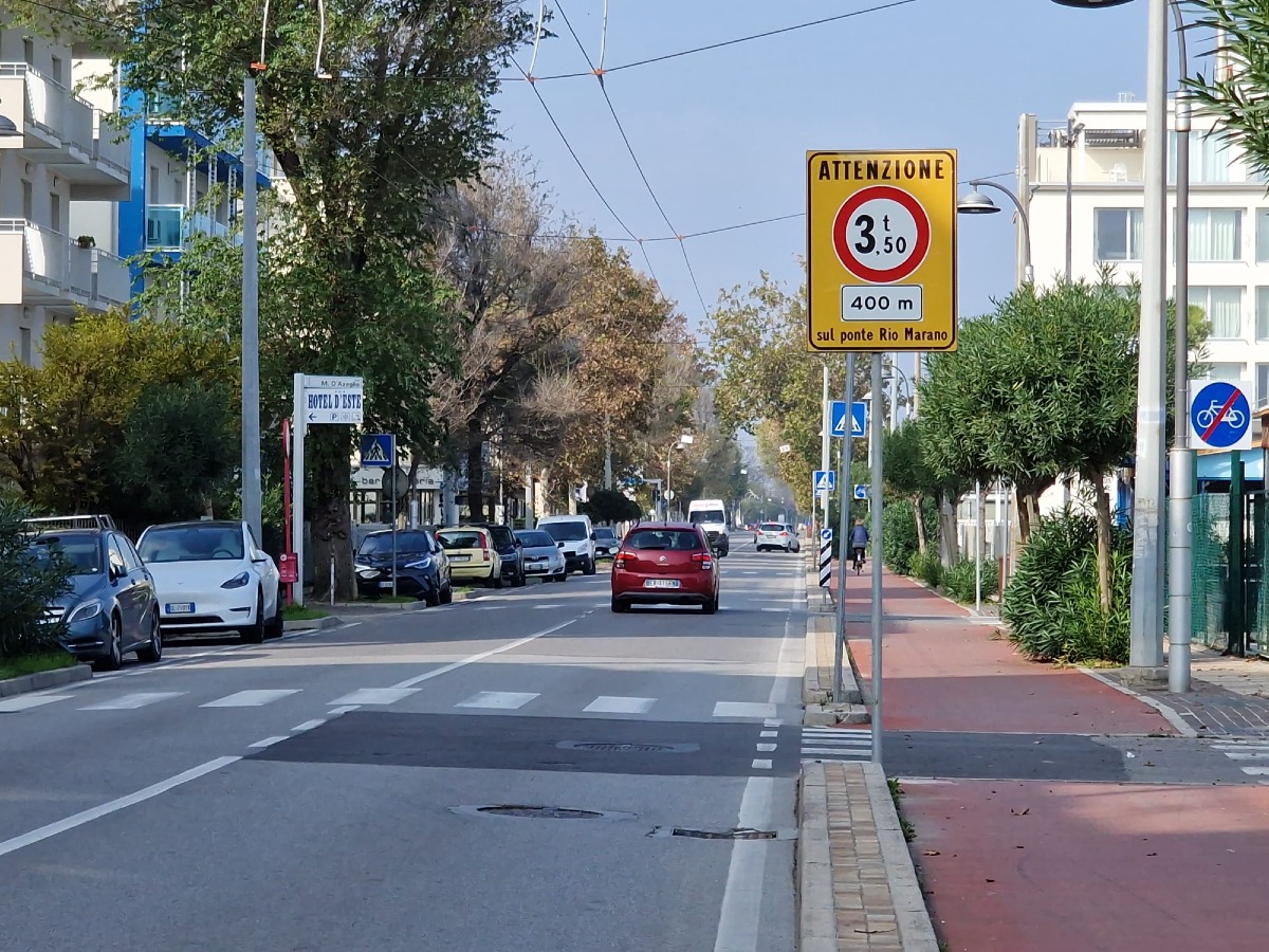 Trenino gommato al via: 60 posti per collegare le zone balneari di Riccione -