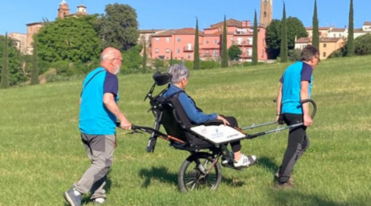 “Cammina con noi”: escursioni inclusive grazie a una carrozzina Joelette elettrica - "Cammina con noi": La joelette apre nuovi sentieri di inclusione