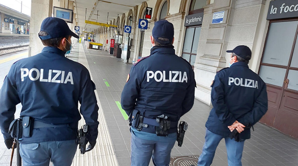 RIssa alla stazione di Rimini, minorenne scatenato anche contro i poliziotti