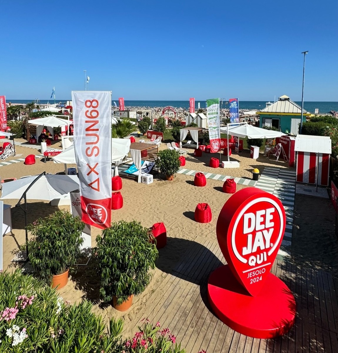 Dopo il divorzio con Riccione, Radio Deejay sbarca a Rimini con il suo format estivo -