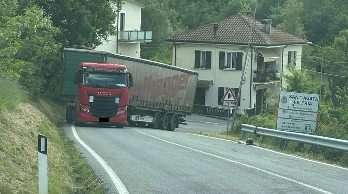 Camion di traverso, strada per Sant'Agata Feltria bloccata e pericolosa fuga di gas -