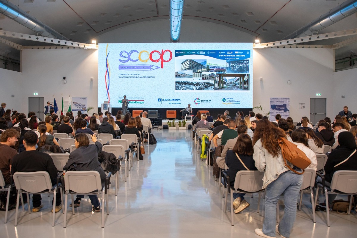 La 3B Maestre Pie di Rimini premiata a Bologna: menzione speciale al progetto cooperativo per la sostenibilità scolastica -