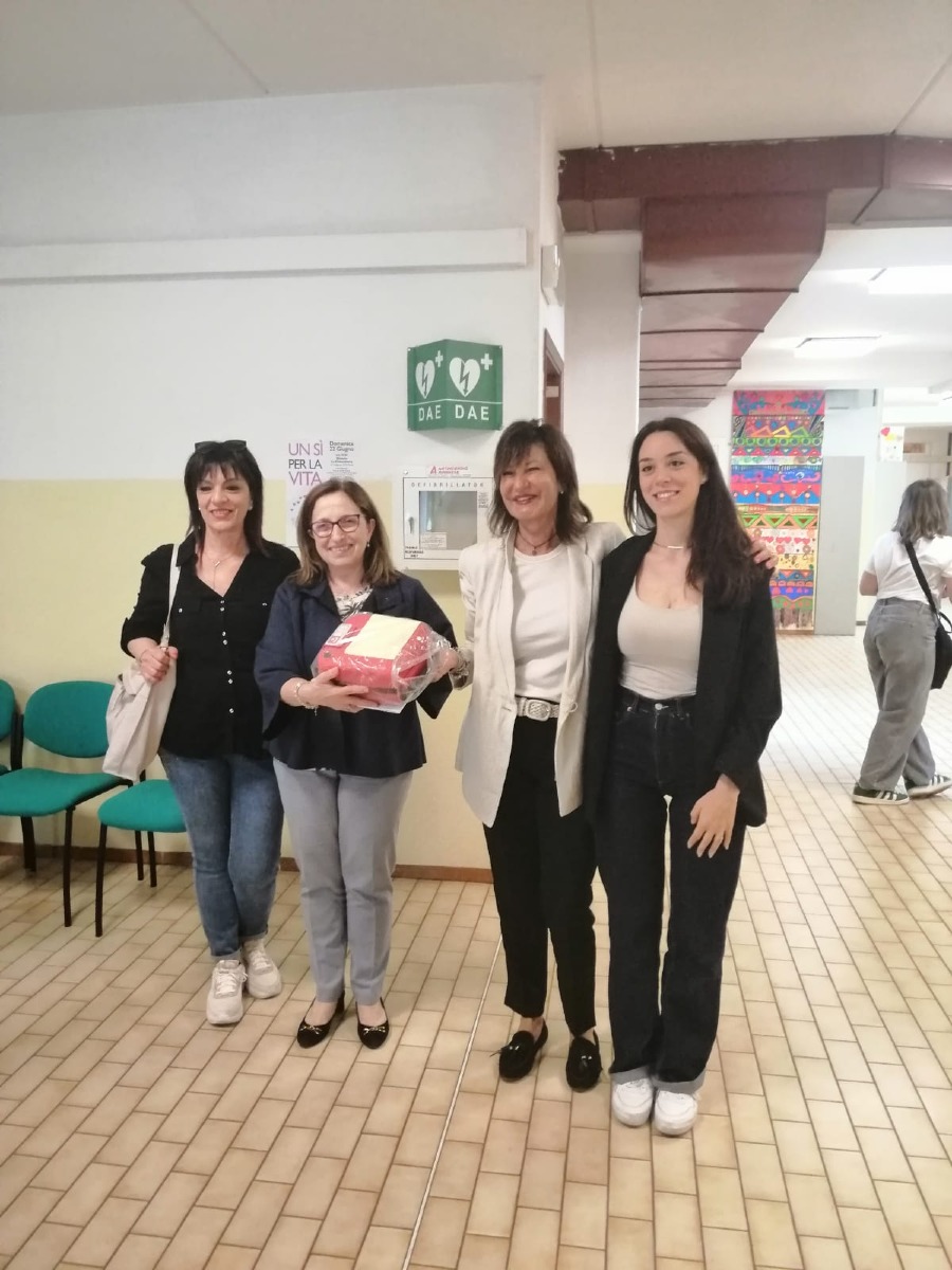 “Con le Ali di Chiara”: donato un defibrillatore alla scuola secondaria Bertola - La consegna del defibrillatore con la dirigente Camporesi, la presidente Maestri, la figlia e la nipote di Germana Fontemaggi