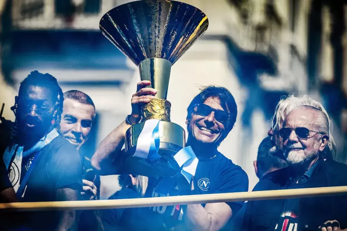 Conte resta al Napoli, Allegri sulla panchina del Milan - Il presidente del Napoli Aurelio De Laurentii alla festa scudetto © Ansa