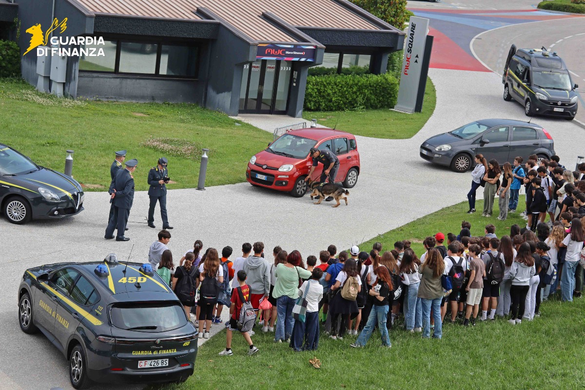 Legalità e motori: gli studenti di Misano a lezione con la Guardia di Finanza -