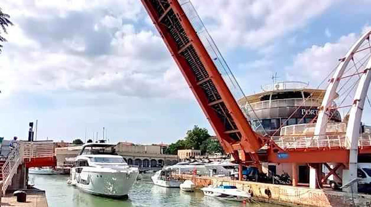 Cattolica, ponte mobile apre temporaneamente per il weekend "lungo" del 2 giugno - Il ponte mobile (Archivio)