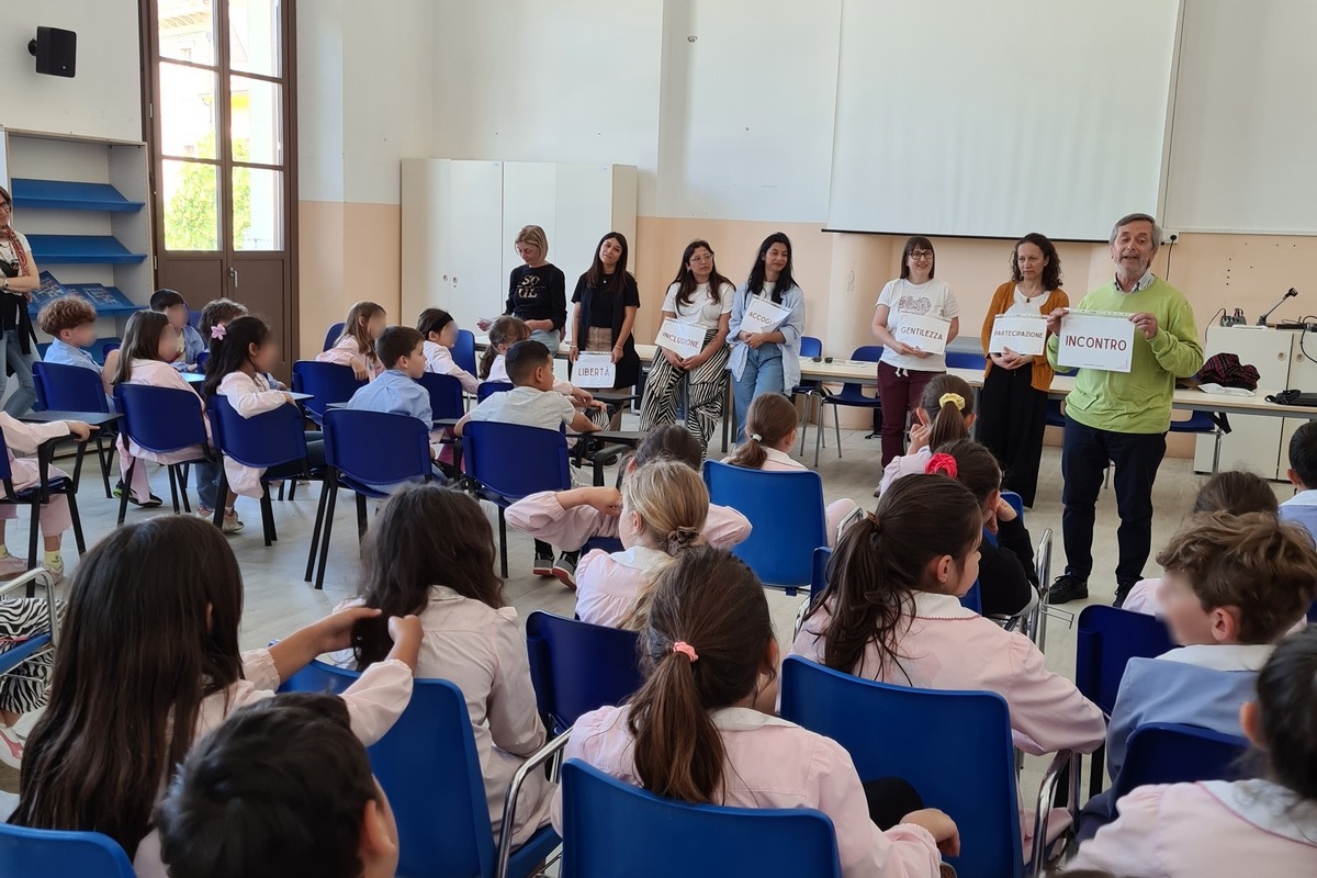 A Santarcangelo la Festa della solidarietà: una pedalata per riscoprire il gusto di stare insieme - Un momento dei laboratori nelle scuole per la Festa della Solidarietà
