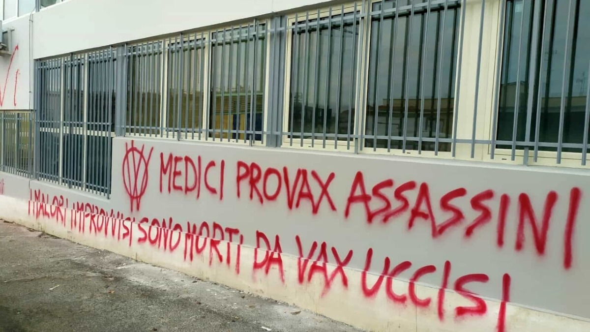 Scritte no Vax sui muri, scoperta organizzazione: reclutavano militanti su Telegram -