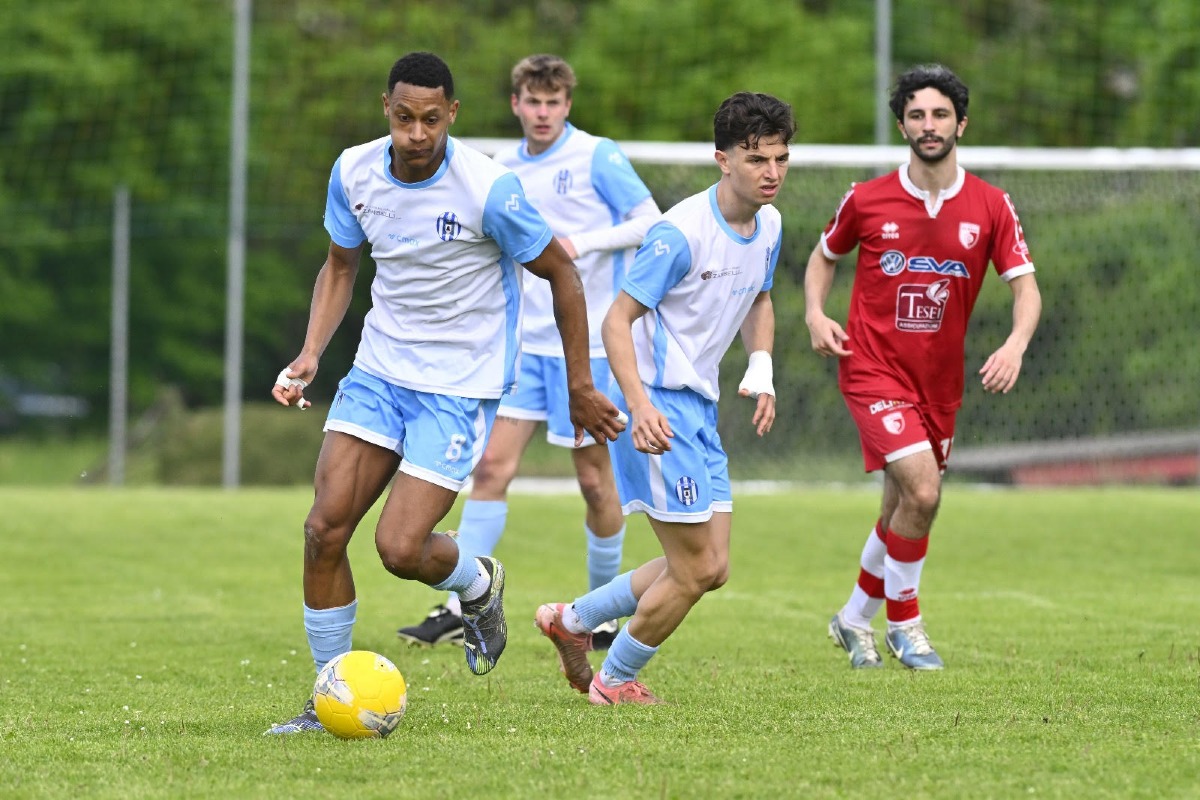 Calcio, colpo Riccione: accordo con Diop. Victoria: De Queiroz - Nicholas Diop in azione