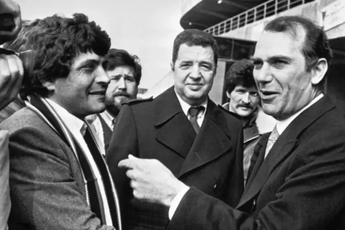 È morto l'ex presidente dell'Inter Ernesto Pellegrini - 18 marzo 1984, il presidente dell 'Inter, Pellegrini, parla con alcuni tifosi prima del derby