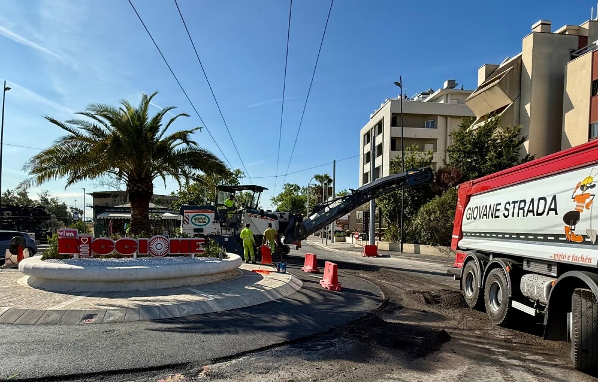 Riccione si rinnova tra cantieri, verde e piste ciclabili - Asfaltatura della rotatoria di viale Angeloni PH Casalboni