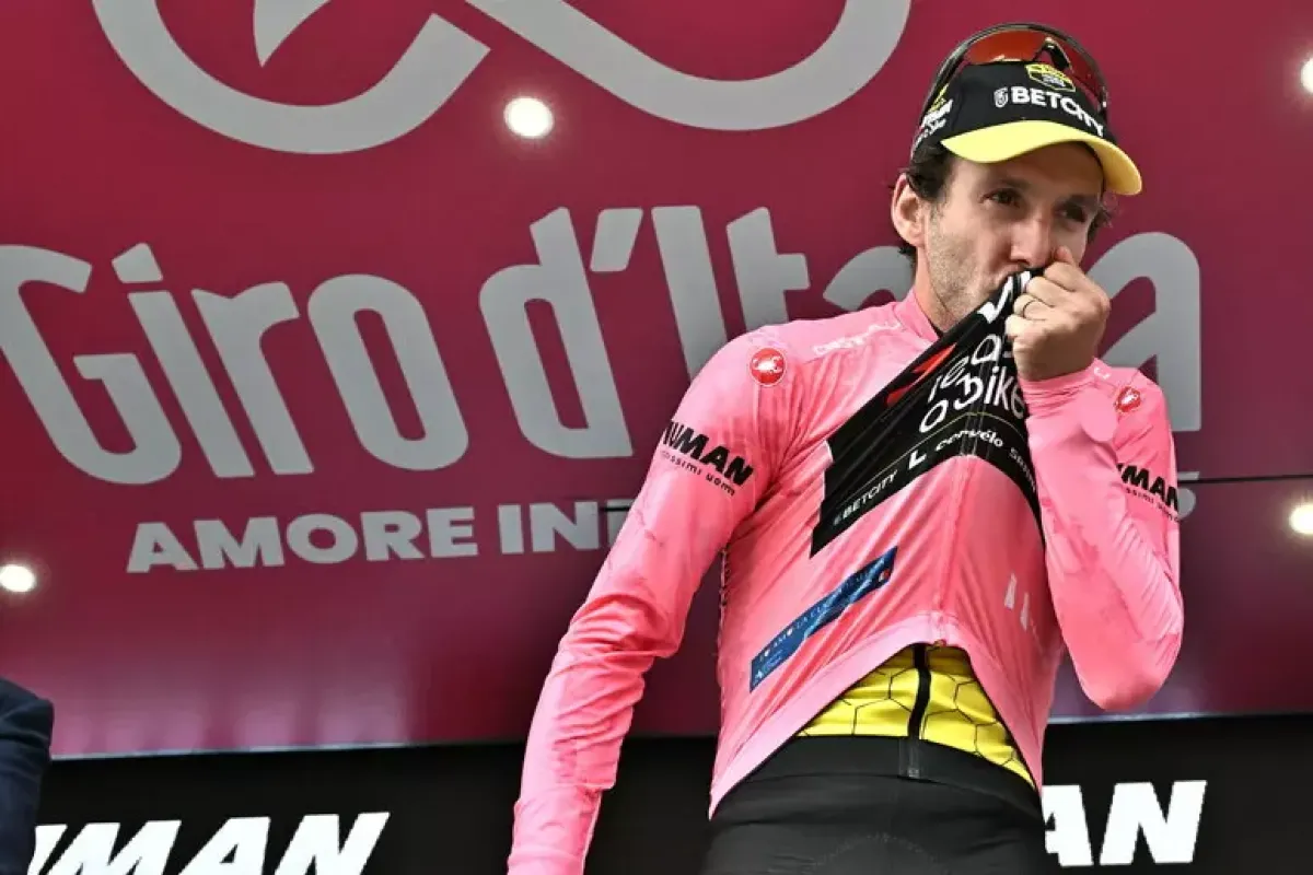 Simon Yates si prende il Giro, è la nuova maglia rosa - Simon Yates si prende il Giro, è la nuova maglia rosa © Ansa