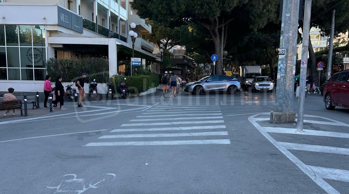Piazzale Kennedy: continue auto parcheggiate in zona pedonale - Area di passaggio pedonale interessata