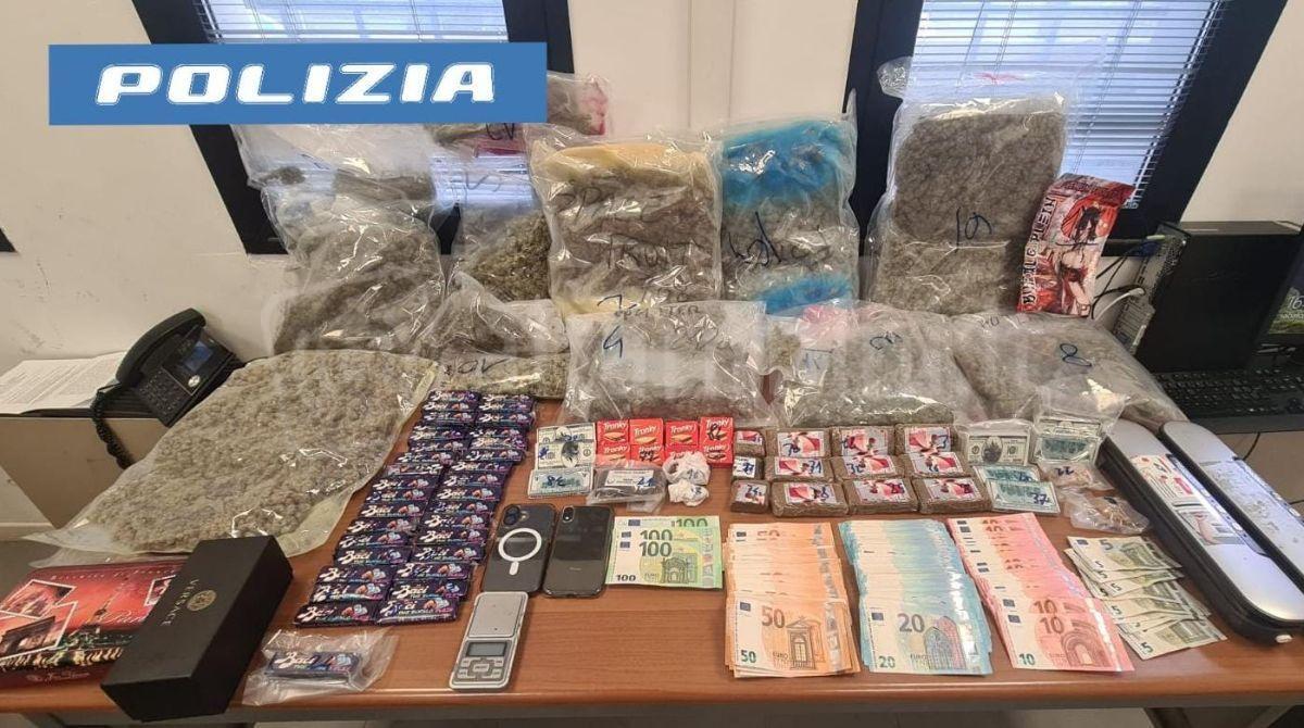 Rimini, 9 kg di droga in casa e tutto l'occorrente per lo spaccio: 25enne sorpreso mentre taglia hashish - 