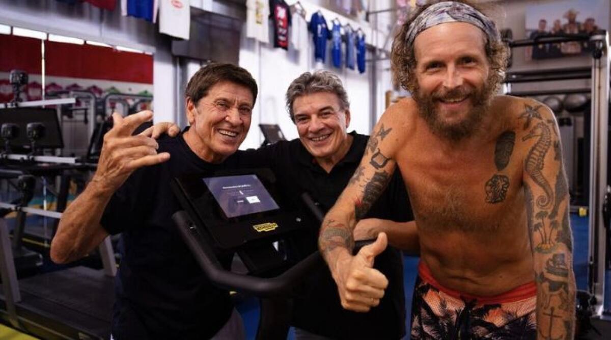 Addio a Fabrizio Borra, il fisioterapista dei campioni. Aveva 64 anni - Fabrizio Borra con Gianni Morandi e Jovanotti