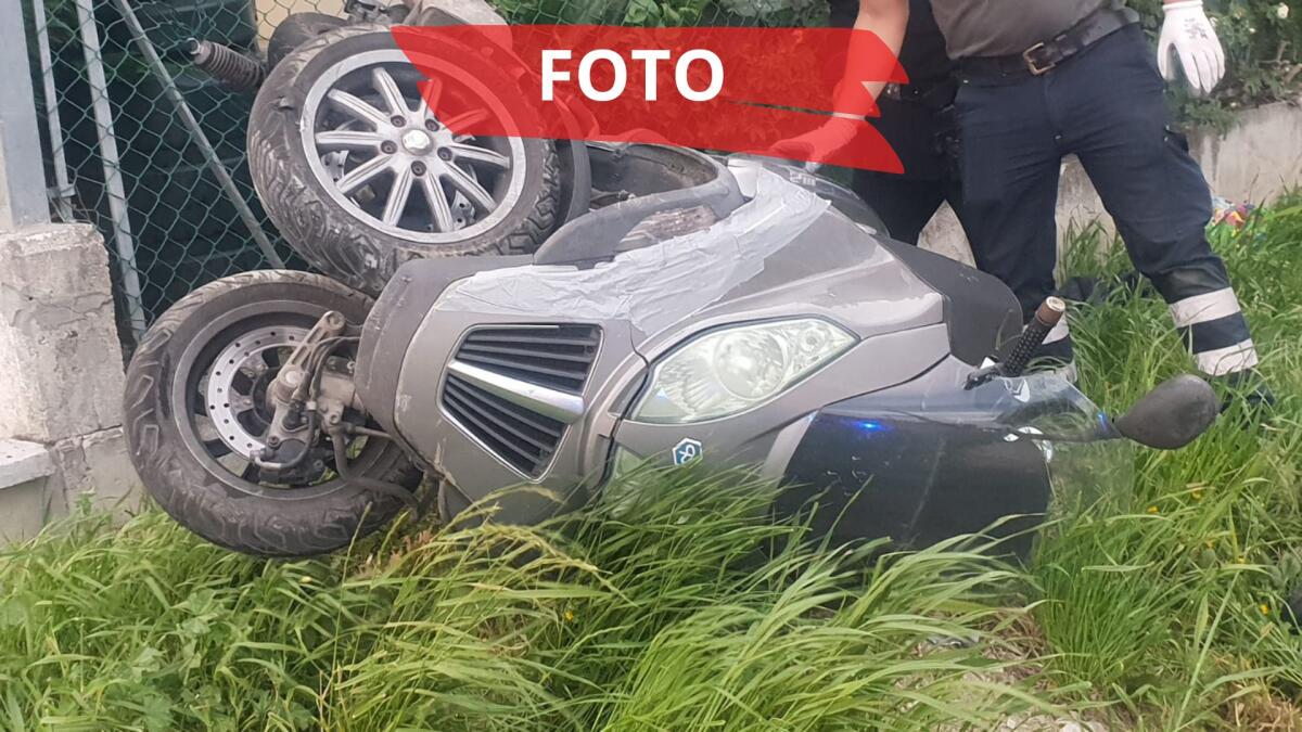 Perde il controllo dello scooter e si schianta contro la recinzione di una villetta -