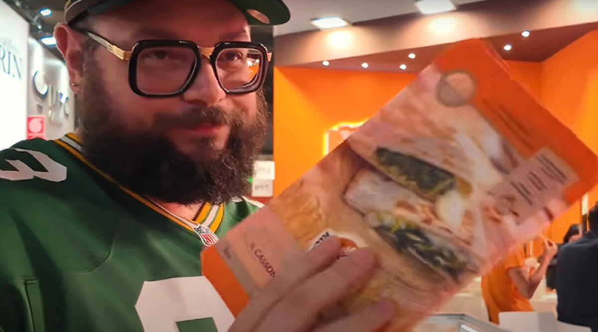 Tutto Food Milano, lo youtuber promuove Riccione Piadina: "Questo cassone? Meglio di tante pizze" - 