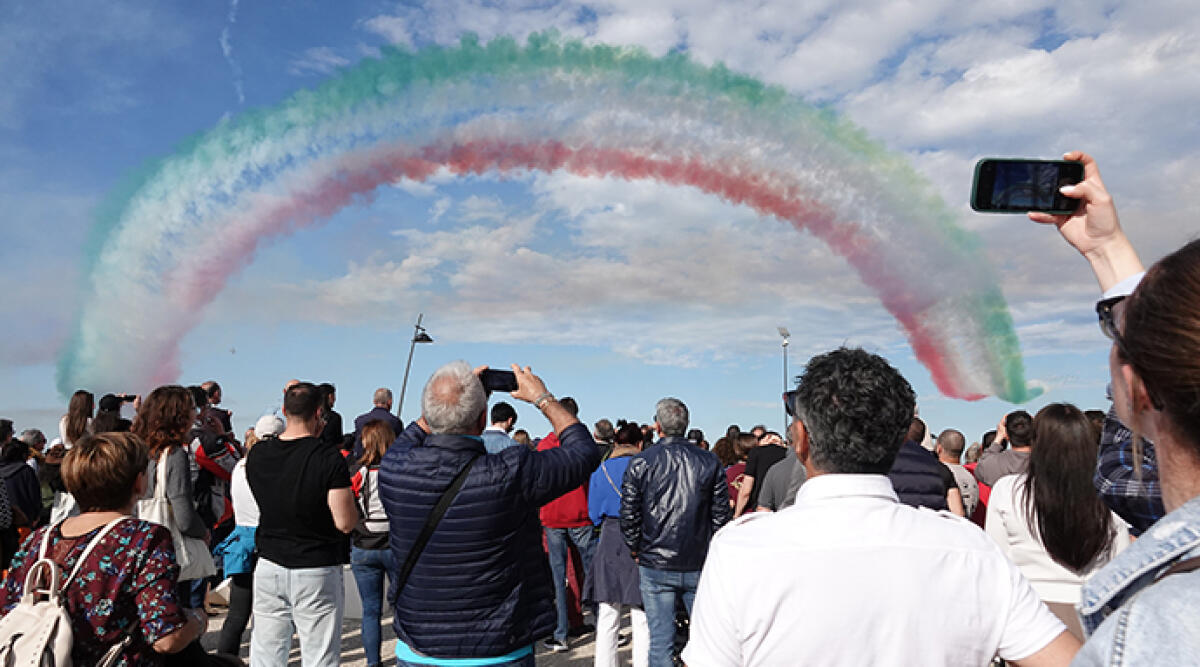 Spettacolo delle Frecce Tricolori a Rimini: otto velivoli in formazione. Il Video - Foto Fabrizio Pietrangeli