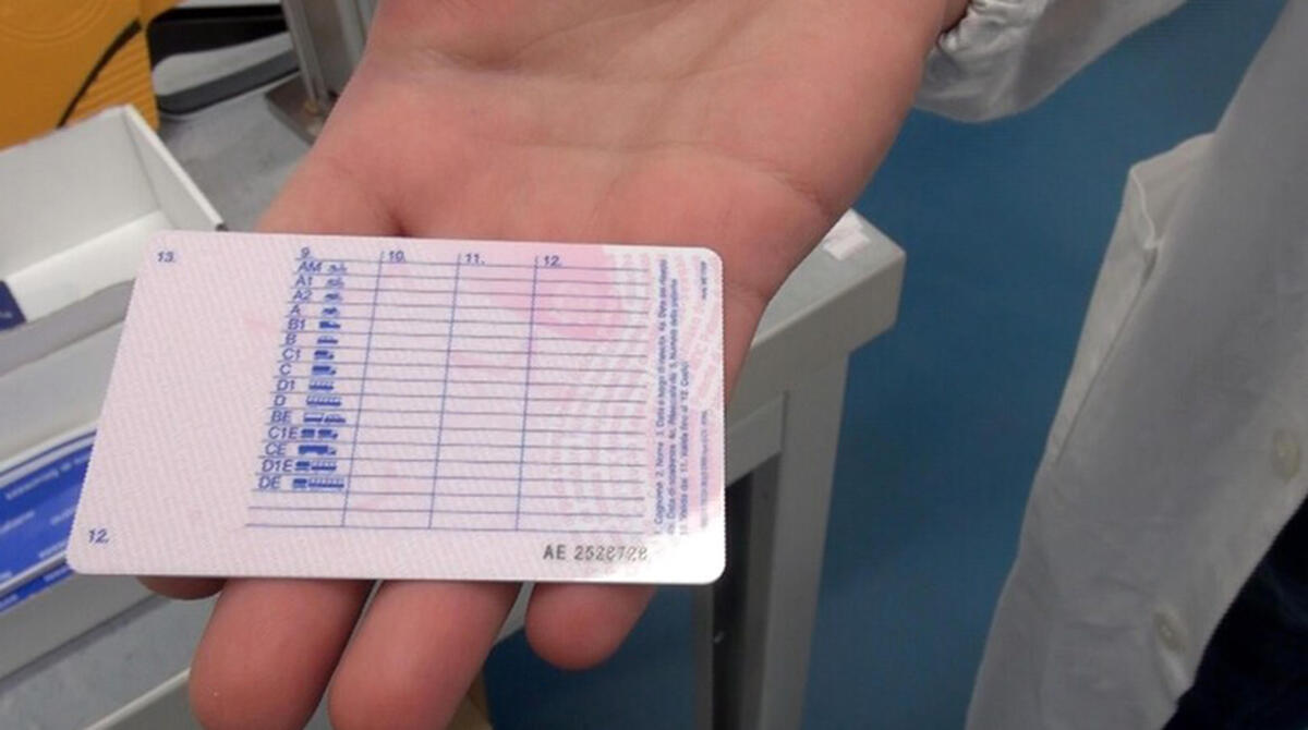 Finge lo smarrimento della patente dopo il ritiro per guida in stato di ebbrezza: nei guai 64enne a Rimini - Foto Ansa