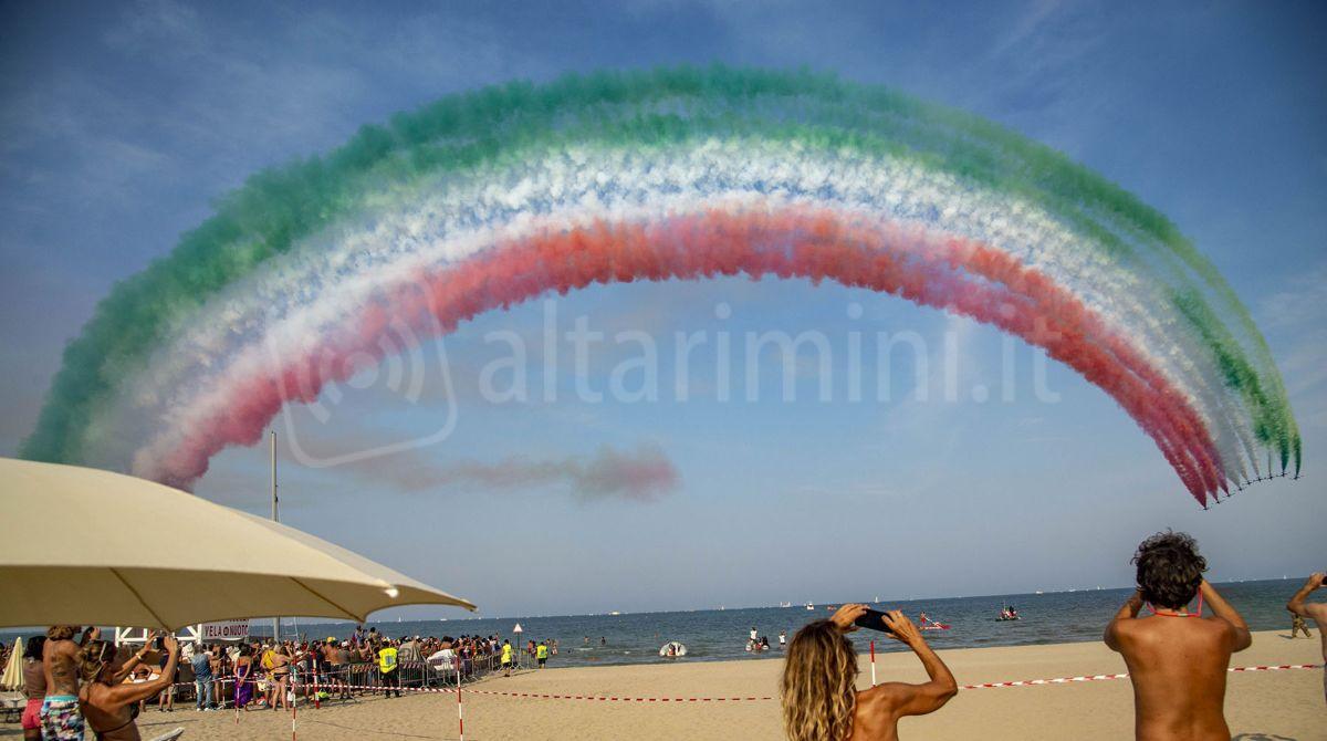 Dopo l'incidente di Pantelleria, le Frecce Tricolori tornano in volo a Bari: e l'11 maggio lo show a Rimini -