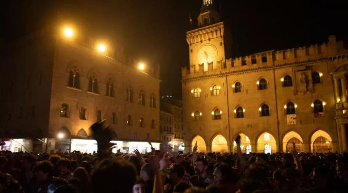 Bologna in festa per la Coppa Italia: tifosi in centro, gioisce anche Zuppi - Ansa