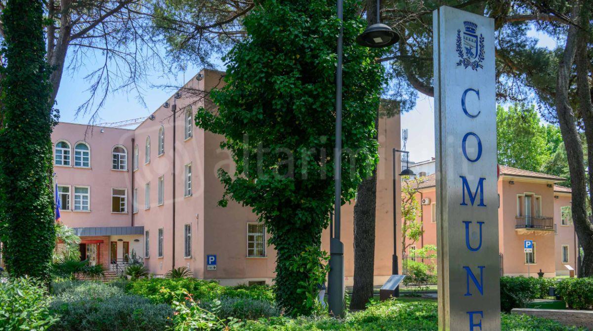 Riccione Coraggiosa: "Scelta giusta la revoca della cittadinanza a Mussolini" - Esterno del Municipio - ph Casalboni