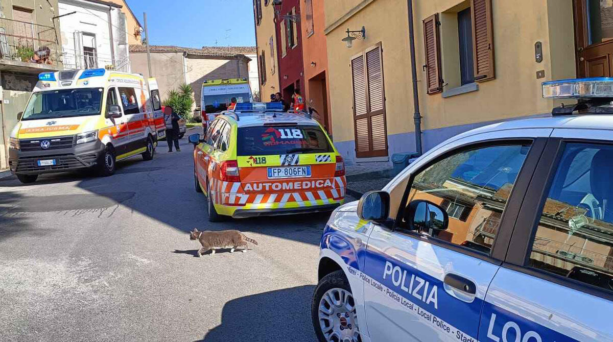Morciano, donna barcolla e cade a terra: poi cerca la fuga dall'ambulanza - PH BALLANTE