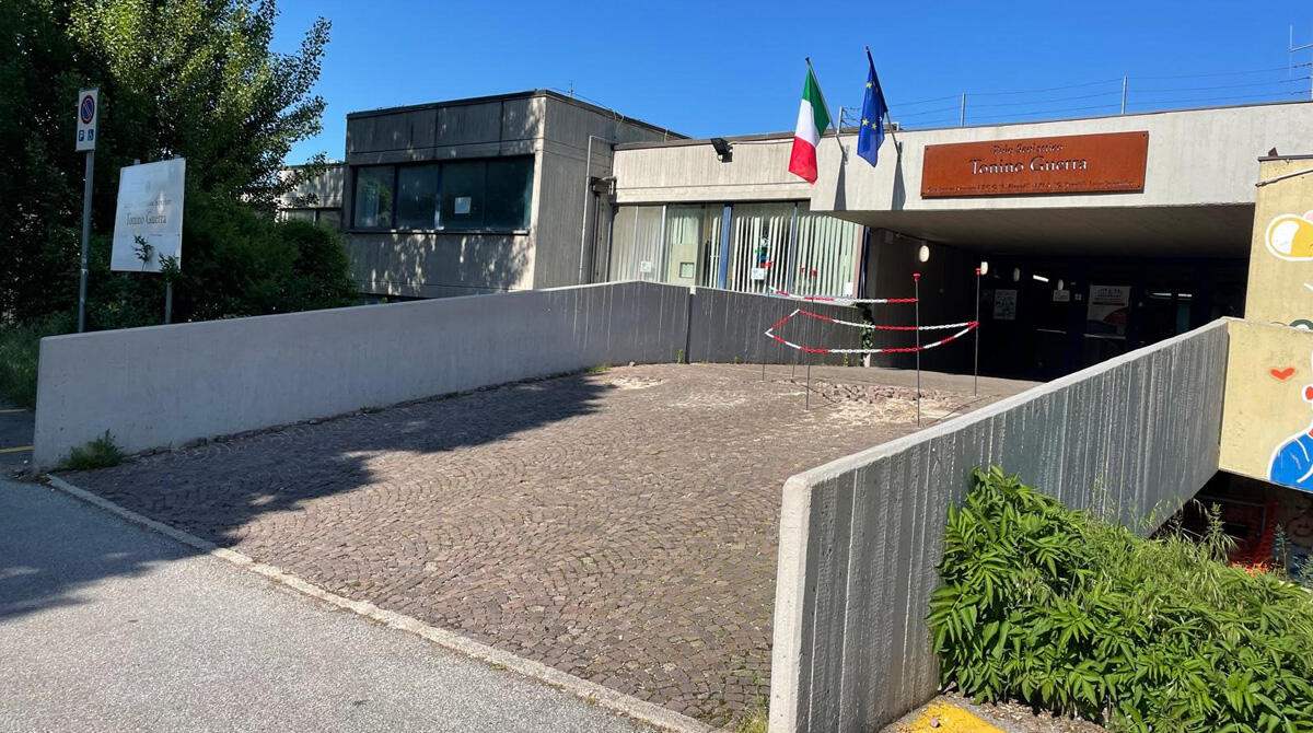 Novafeltria, blitz dei Carabinieri all'istituto Tonino Guerra con le unità cinofile -