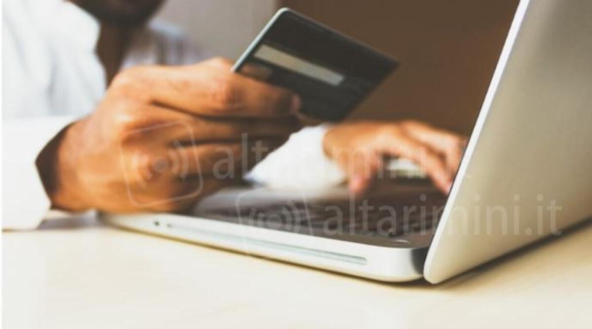 Prenotare le vacanze, occhio alle truffe: come difendersi dalle email false. I consigli di Federconsumatori - Truffe online