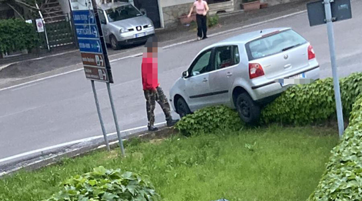 Novafeltria: auto si sfrena in sosta e finisce sul muretto -